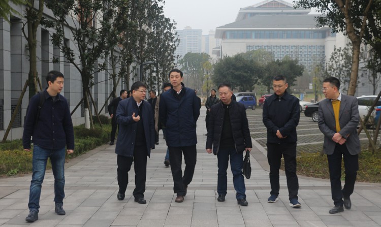 省人社厅副厅长王勇参观宜宾校区1.jpg