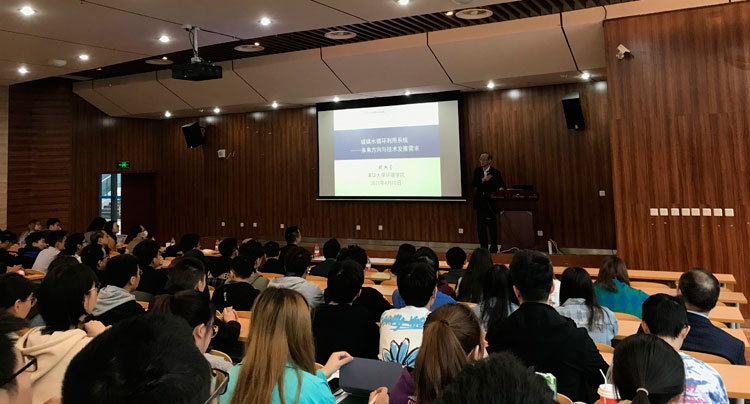 胡洪营教授作报告图片.jpg