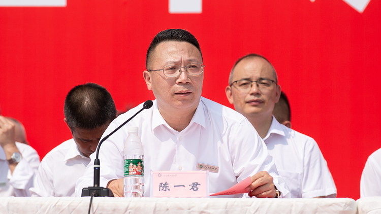 XCB_7113.jpg XCB_7113.jpg