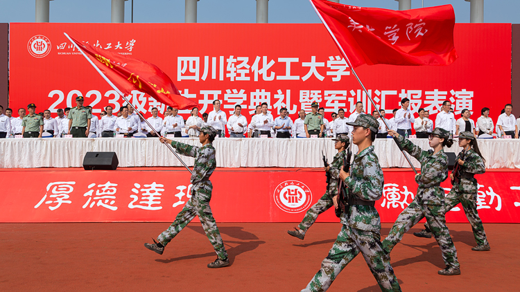 XCB_6715.jpg XCB_6715.jpg