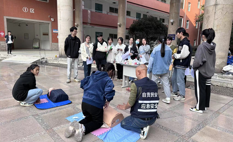 化工学院开展应急救援之救护员培训3.jpg