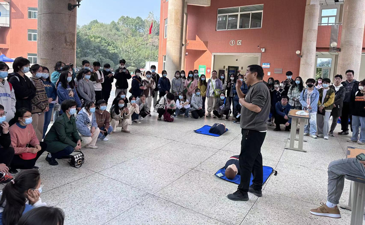 化工学院开展应急救援之救护员培训2.jpg