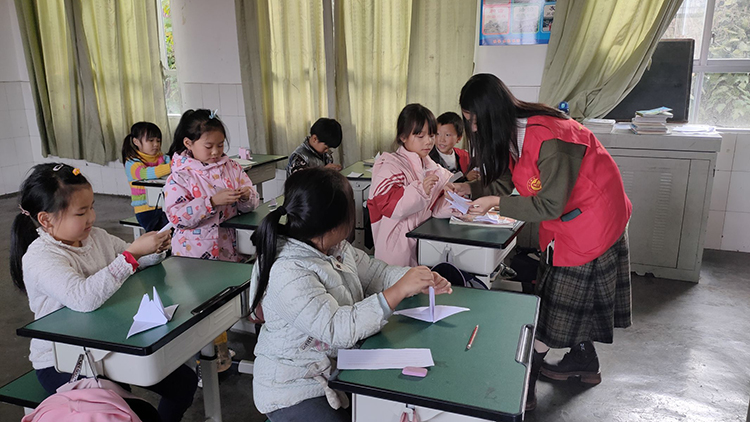 土木工程学院“筑梦者”志愿服务队开展“动手吧”儿童手工折纸活动1.jpg 土木工程学院“筑梦者”志愿服务队开展“动手吧”儿童手工折纸活动1.jpg