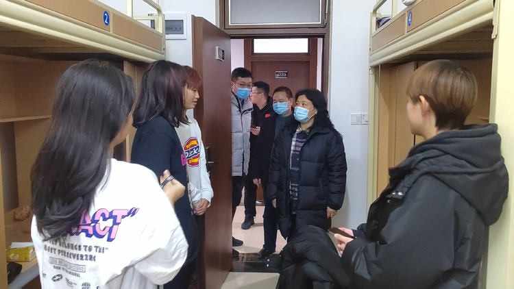 到寝室看望队员.jpg