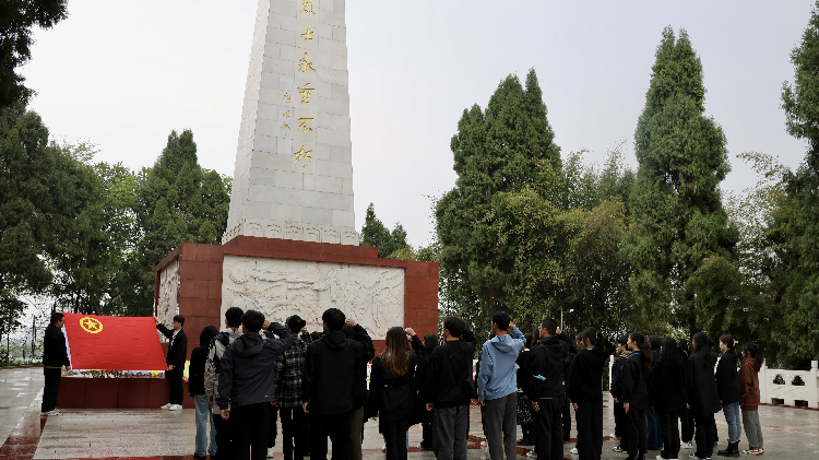 配图2重温入团誓词.png 配图2重温入团誓词.png