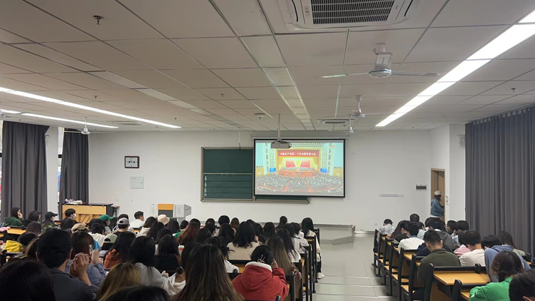 音乐学院党委组织师生收看中国共产党第二十次全国代表大会开幕会1.jpg