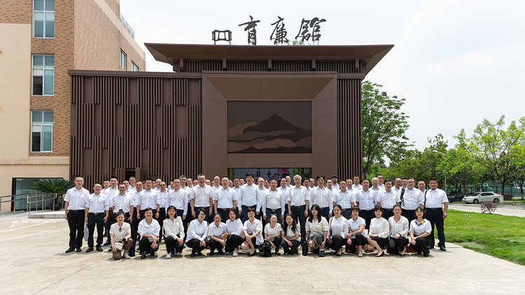 LJH_9055.jpg LJH_9055.jpg