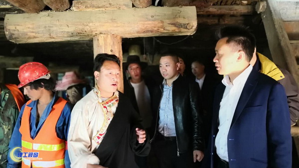 庹校长雅江调研 2.jpg