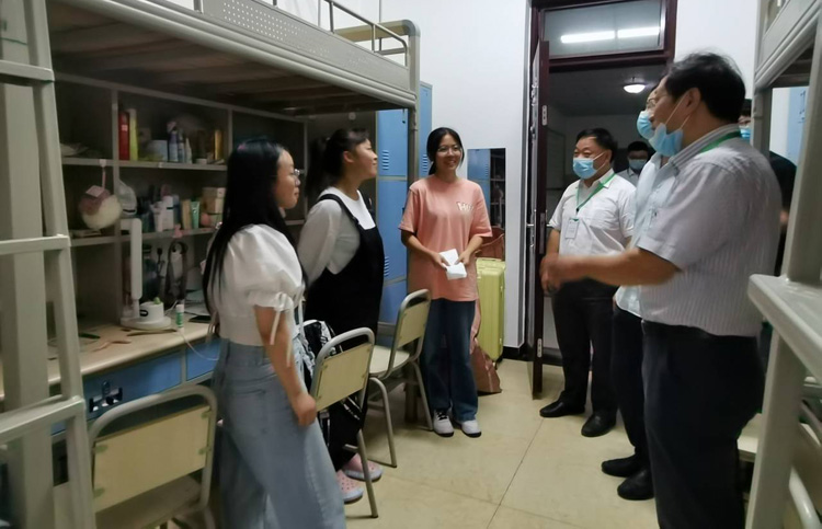 土木工程学院领导与教师走访2021级新生宿舍3.jpg