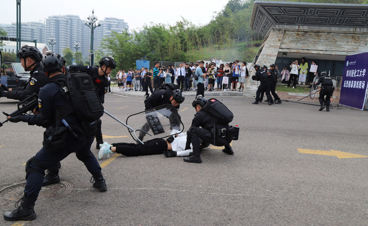 宜宾校区开展4.15 国家安全教育日活动暨反恐防暴实战演练2.jpg