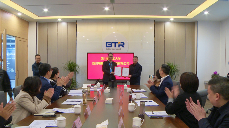 3.学校党委书记王洪辉代表学校向企业转让技术专利.jpg 3.学校党委书记王洪辉代表学校向企业转让技术专利.jpg