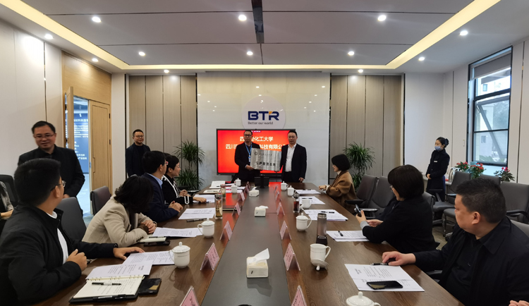 5.学校党委常委、组织部部长陈一君代表学校向实践教育基地企业授牌.jpg 5.学校党委常委、组织部部长陈一君代表学校向实践教育基地企业授牌.jpg