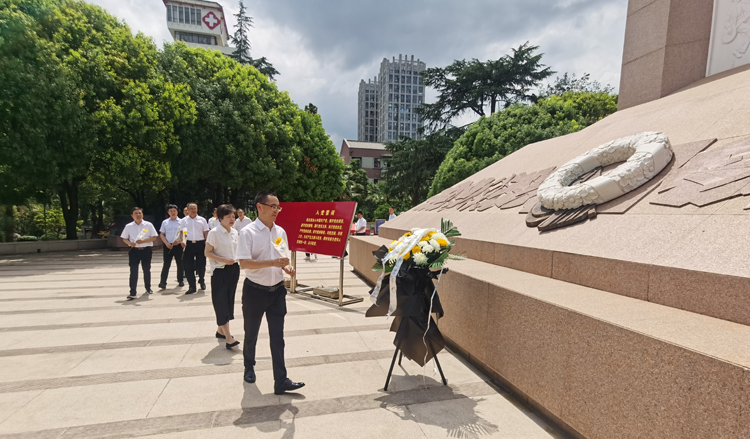 人民英雄纪念碑献花.jpg 人民英雄纪念碑献花.jpg