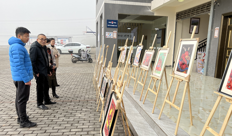 观摩美术学院向顺河村赠送的党建主题美术作品.jpg 观摩美术学院向顺河村赠送的党建主题美术作品.jpg