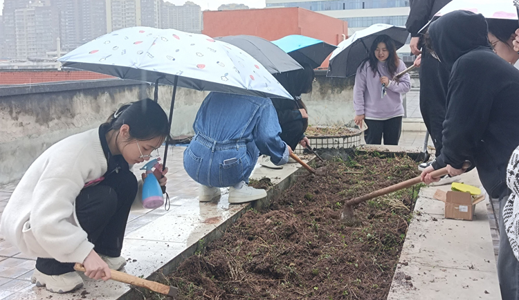 土木工程学院学生党员三支部开展植树节主题党日活动.jpg 土木工程学院学生党员三支部开展植树节主题党日活动.jpg