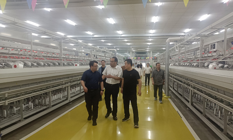 黄英杰院长一行参观了宜宾弘曲线业智能化生产线.jpg