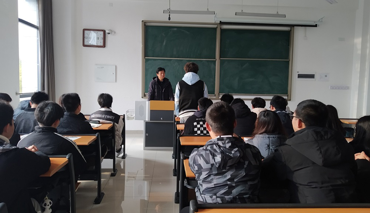 罗惠波副校长深入酿酒工程20215班进行交心谈心.jpg 罗惠波副校长深入酿酒工程20215班进行交心谈心.jpg