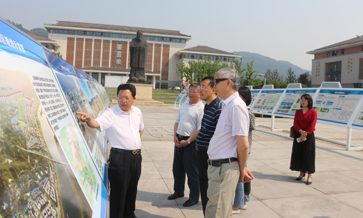 四川省委教育工委副书记张澜涛调研学校宜宾校区2.JPG 四川省委教育工委副书记张澜涛调研学校宜宾校区2.JPG