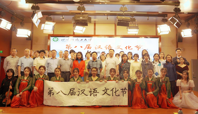 演员合照.jpg 演员合照.jpg