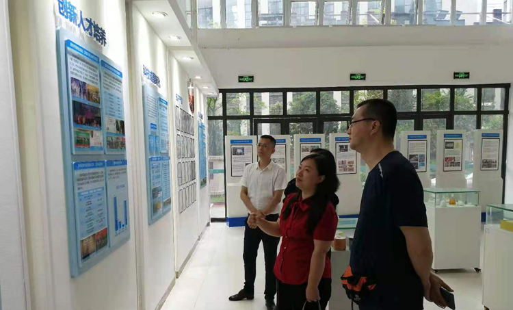 市就业局调研1.jpg