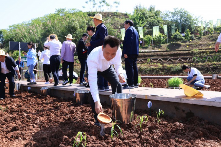庹先国校长出席“五粮液种粮大典并致辞2.jpg 庹先国校长出席“五粮液种粮大典并致辞2.jpg