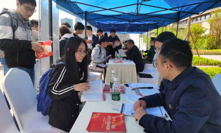 宜宾高校引才活动1.jpg