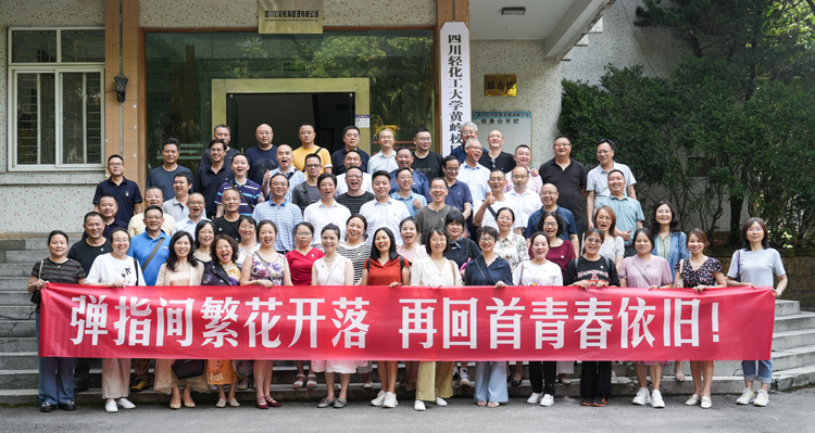 黄岭校区合影.jpg 黄岭校区合影.jpg