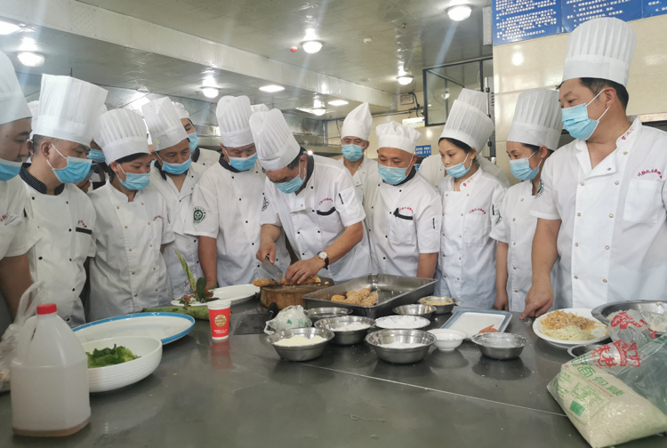 精益求精 匠心于行——后勤饮食中心圆满完成暑期厨师技能培训1.jpg