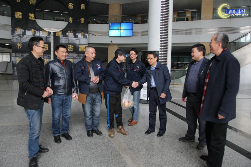 肖校长慰问图书馆值班人员 2.jpg