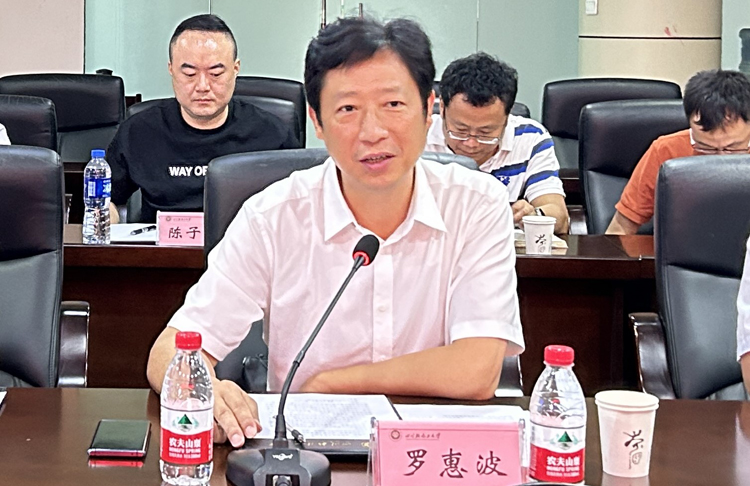 罗校.jpg 罗校.jpg