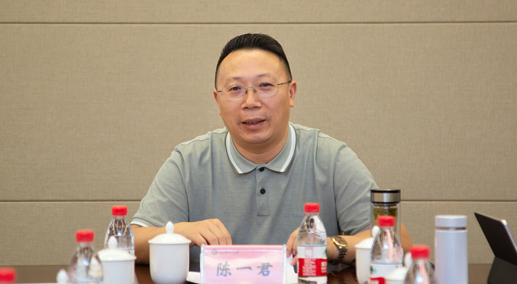 XCB_6047.jpg XCB_6047.jpg