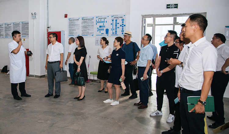 四川省民盟领导和专家莅临酿酒生物实验室调研.png