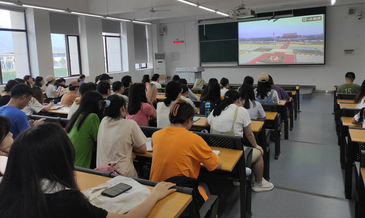 外语学院临港-学生集中收看.jpg