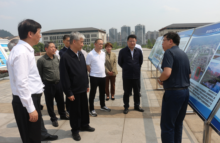 全国人大财经委张育林委员一行莅临我校宜宾校区调研2.JPG