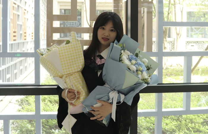 何春霞.jpg 何春霞.jpg