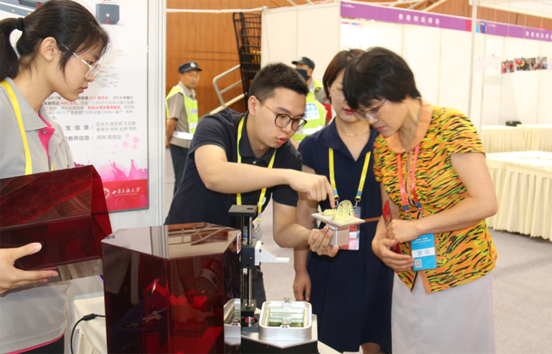 龚书记慰问学生 拷贝.jpg 龚书记慰问学生 拷贝.jpg