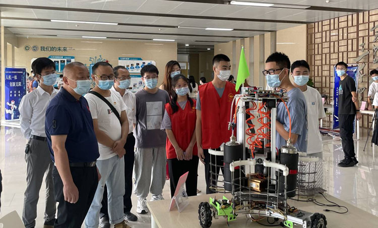 自动化与信息工程学院隆重举办国庆学生科创成果展.jpg