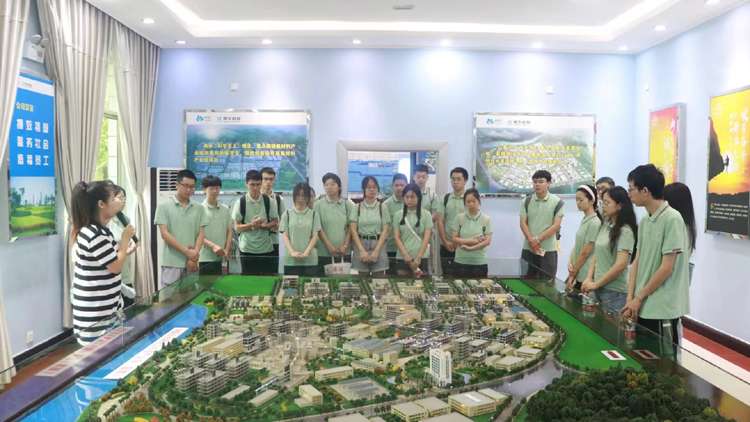 学校与中昊晨光化工研究院有限公司共建人才培养项目“氟化工英才班”顺利结课2.jpg 学校与中昊晨光化工研究院有限公司共建人才培养项目“氟化工英才班”顺利结课2.jpg