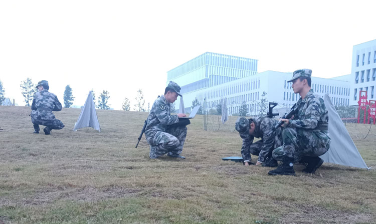 我校民兵网络维管排开展年度军事训练1.jpg