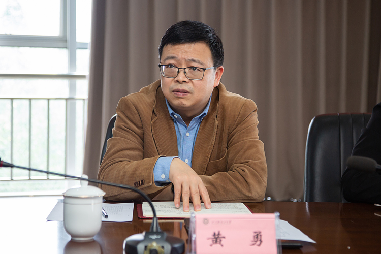 XCB_9711.jpg XCB_9711.jpg