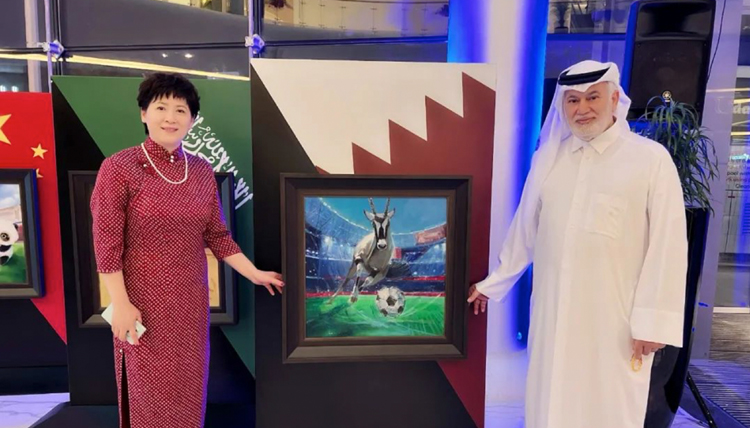 卡塔尔阿尔贾伯尔集团(Jeber)董事局主席默罕默德先生与魏心田教授在画作前合影.jpg 卡塔尔阿尔贾伯尔集团(Jeber)董事局主席默罕默德先生与魏心田教授在画作前合影.jpg