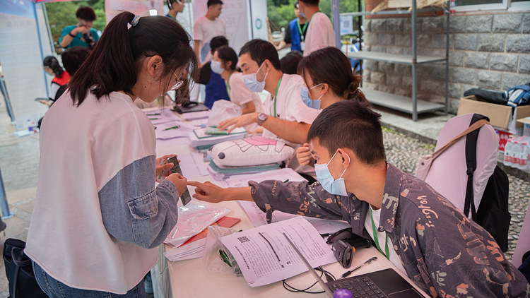 9.17 汇南校区新生报道照片杨卫迪.jpg