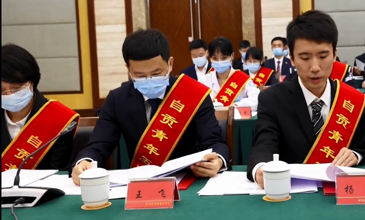 学校2012级国贸专业校友王飞发言.jpg 学校2012级国贸专业校友王飞发言.jpg